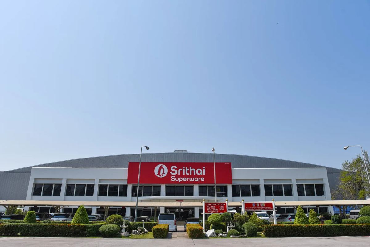 หน้าโรงงานศรีไทย ซุปเปอร์แวร์ สาขาอมตะซิตี้ ชลบุรี พร้อมป้ายมาตรฐาน ISO 9001 และ ISO 14001
